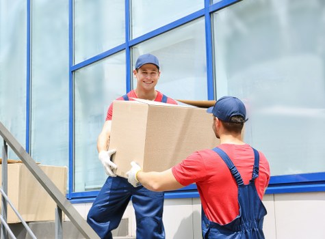 Local moving support for a flat move in Kentish Town near busy streets